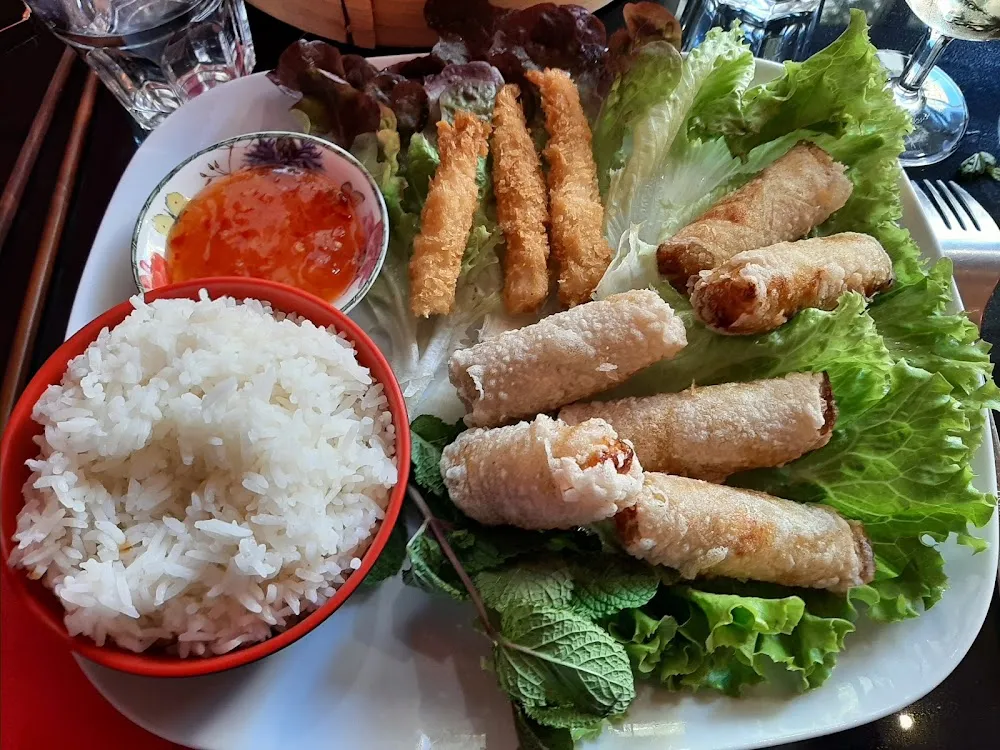 Nems Au Poulet Et Tempura de Crevettes